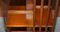 Mesa auxiliar o librería giratoria Sheraton Revival de madera nudosa de olmo y madera satinada, Imagen 5