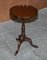 Lampada da tavolo tripode in mogano con ripiano intagliato, Immagine 14