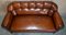 Divano Chesterfield antico in pelle marrone e quercia, Immagine 6