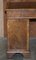 Escritorio pedestal victoriano original de madera nudosa de nogal y cuero marrón, Imagen 10