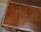 Escritorio pedestal victoriano original de madera nudosa de nogal y cuero marrón, Imagen 16