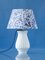 Lámpara de mesa estilo Hamptons hecha a mano de Royal Delft White Vase Haven, Imagen 7