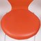 Silla de comedor serie 7 de cuero naranja de Arne Jacobsen para Fritz Hansen, Imagen 8
