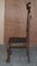 Antiker handgeschnitzter Stuhl mit hoher Rückenlehne mit geprägtem Wappen von Wappen 18