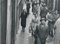 Via dello shopping, Italia, anni '50, fotografia in bianco e nero, Immagine 2