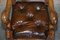 Butaca Chesterfield antigua de cuero marrón con brazo de delfín, Imagen 6