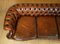 Divano Chesterfield Serpentine in pelle marrone tinta a mano, Immagine 6