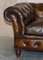 Sofá Chesterfield victoriano antiguo de cuero marrón con cojines de plumas, Imagen 3