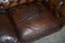 Sofá Chesterfield victoriano antiguo de cuero marrón con cojines de plumas, Imagen 9
