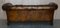 Sofá Chesterfield victoriano antiguo de cuero marrón con cojines de plumas, Imagen 16