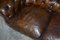Sofá Chesterfield victoriano antiguo de cuero marrón con cojines de plumas, Imagen 8