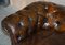 Sofá Chesterfield victoriano antiguo de cuero marrón con cojines de plumas, Imagen 10