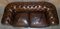 Sofá Chesterfield victoriano antiguo de cuero marrón con cojines de plumas, Imagen 7
