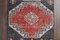 Alfombra de pasillo Oushak turca antigua de lana negra y roja, Imagen 7