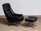 Sedia girevole in pelle nera con poggiapiedi abbinato di HW Klein per Bramin, anni '60, set di 2, Immagine 1