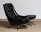 Sedia girevole in pelle nera con poggiapiedi abbinato di HW Klein per Bramin, anni '60, set di 2, Immagine 3