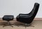 Sedia girevole in pelle nera con poggiapiedi abbinato di HW Klein per Bramin, anni '60, set di 2, Immagine 7