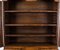 Librería Queen Anne de madera nudosa de nogal, siglo XVIII, Imagen 8