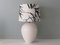 Lámpara de mesa de cerámica en crema con una nueva pantalla personalizada de Kostka, Imagen 3