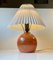 Französische orangefarbene Keramik Tischlampe im Stil von Jean Besnard, 1930er 1