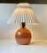 Französische orangefarbene Keramik Tischlampe im Stil von Jean Besnard, 1930er 2