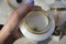 Urnas de alabastro blanco lechoso con detalles de latón. Juego de 2, Imagen 8