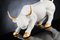 Scultura raffigurante un toro di Wall Street in ceramica bianca e oro di VGnewtrend, Immagine 2