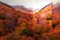 Artur Debat, großer Spiegel reflektierende Berge mit Herbstfarben, Fotografie 1