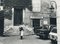 Photographie Jacky Onassis devant une Maison, 1950s 3