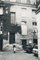 Jacky Onassis vor einem Haus, 1950er, Schwarz-Weiß-Fotografie 1