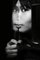 Gerolamo Auricchio / Eyeem, Porträt der Frau Küchenmesser mit Reflexion gegen schwarzen Hintergrund, Fotopapier halten 1