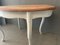 Hölzerner ovaler Tisch mit cremefarbenen Beinen 10