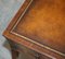 Lámpara de mesa victoriana de caoba curvada con un cajón y superficie de cuero marrón, Imagen 7