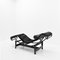 Chaise longue LC4 de piel de oveja negra de Le Corbusier para Cassina, años 90, Imagen 3