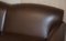 Sofá moderno grande en marrón macizo con ruedas de latón al estilo de Howard & amp; Sons, Imagen 8