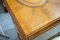 Antiker viktorianischer Partner-Schreibtisch aus braunem Leder & Nussholz 19