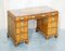 Antiker viktorianischer Partner-Schreibtisch aus braunem Leder & Nussholz 1