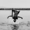 Nikunj Rathod / Eyeem, imagen al revés de un niño sin camisa saltando sobre el lago contra el cielo despejado, papel fotográfico, Imagen 1