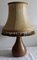 Lámpara de mesa en forma de pera de cerámica marrón con pantalla segmentada con revestimiento de cuero beige y flecos verdes, años 70, Imagen 1