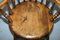 Poltrona Windsor Carver in legno di faggio con gambe sferiche, Immagine 6