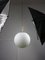 Lampada a sospensione grande sferica vintage in vetro opalino e ottone, Immagine 3