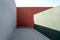 Zhihao, Korridor aus farbigen Beton Wänden, mit Sonnenlicht-Effekt, Fotografie 1