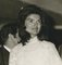 Jackie Kennedy Onassis an der Rezeption in Griechenland, 1968, Schwarz-Weiß-Fotografie 2
