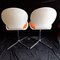 Vintage Esszimmerstühle aus weiß lackiertem Schichtholz mit orangenem Sitz und Rückenkissen auf verchromtem Metallgestell mit drehbarem Auslass, 1970er, 2er Set 4