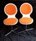 Sillas de comedor vintage de contrachapado pintadas en blanco con asiento y respaldo naranja sobre un marco de metal cromado con salida giratoria, años 70. Juego de 2, Imagen 1