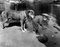 Archivio Hulton, Helpful Dog, 1923, Immagine 1