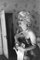 Archives Ed Feingersh / Michael Ochs, Marilyn s'apprêtant à sortir, 1955, Papier photographique 1