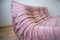 Sofá de tres plazas Togo de terciopelo rosa perla de Michel Ducaroy para Ligne Roset, Imagen 7