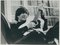 Fotografía en blanco y negro de John Lennon con guitarra, años 70, Imagen 1