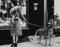 BC Parade / Getty Images, Cheetah Who Shops, 1935, Schwarz-Weiß-Fotografie 1